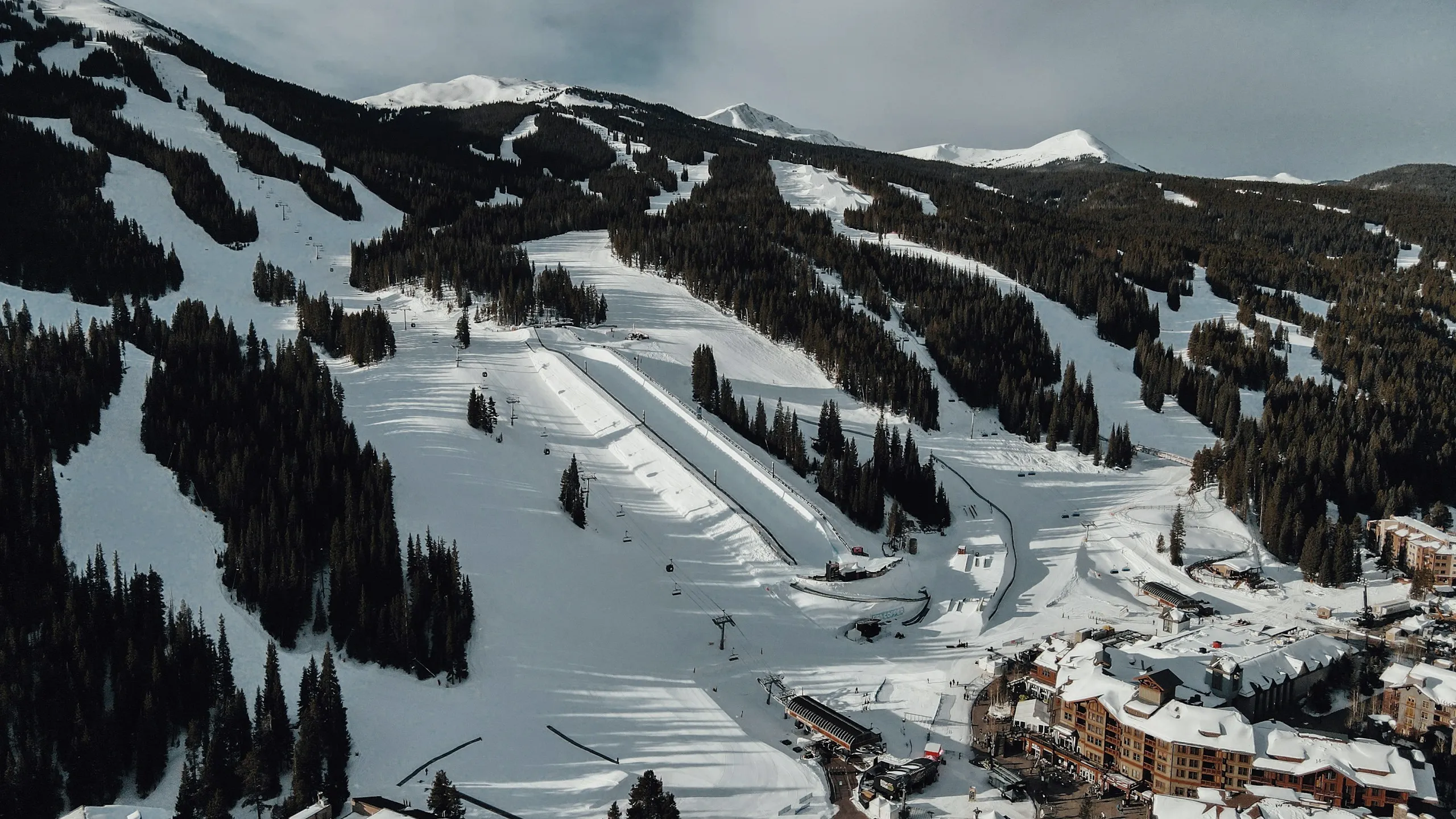 Las pistas de esquí y el pueblo de Copper Mountain en invierno